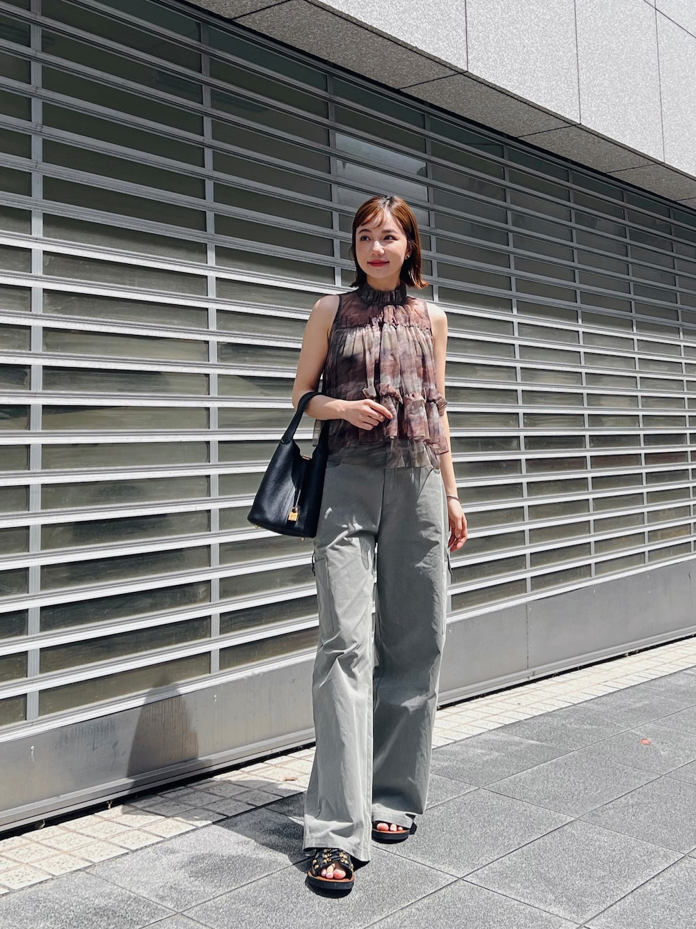 Diorのサンダルを使った人気ファッションコーディネート