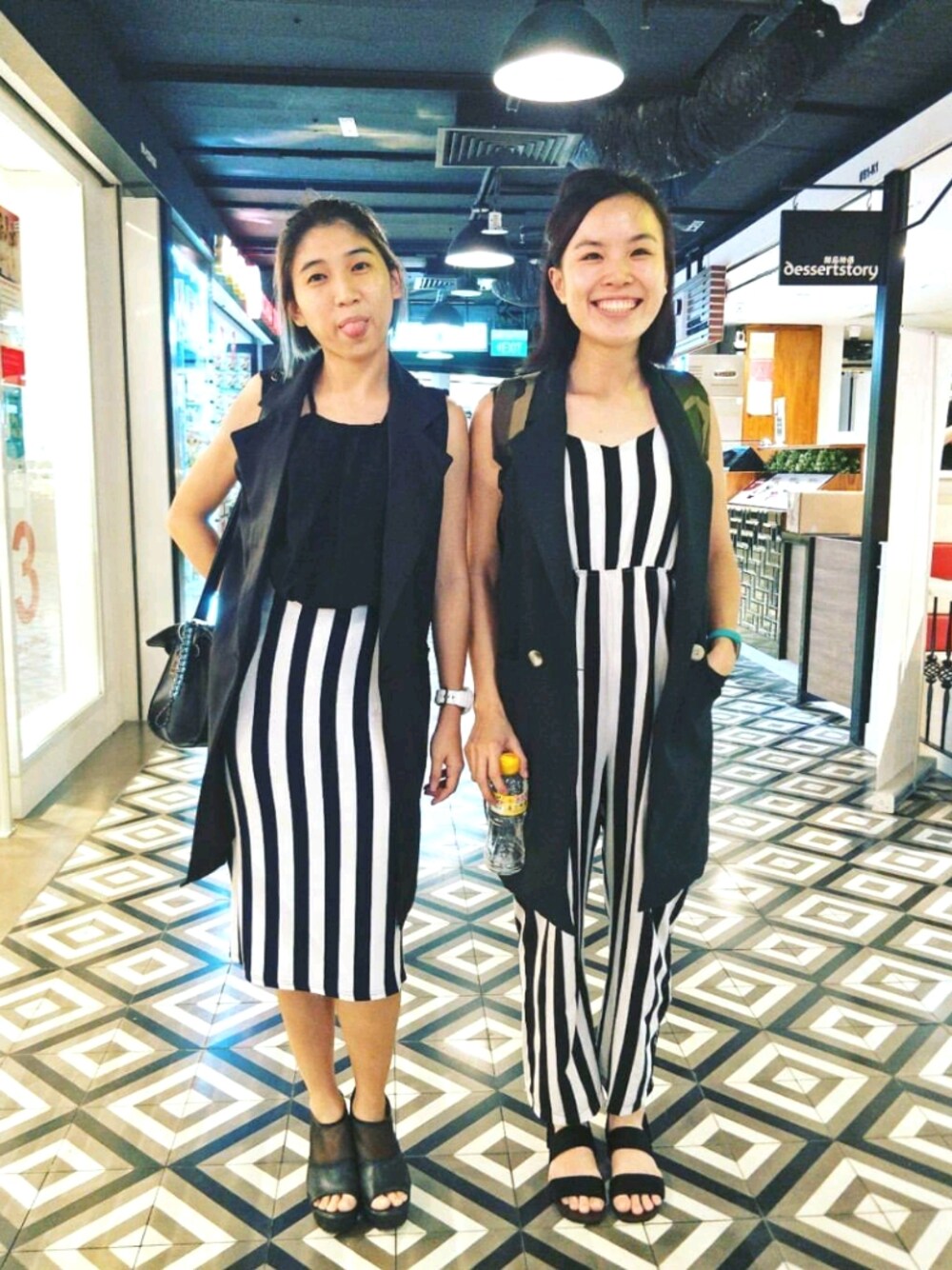 「stripes、monochrome、きれいめカジュアル」｜「no brandのアイテム（モカシン/デッキシューズ、ブラック系）」を使った、Alyssa さん（レディース・165cm）の夏コーディネートの1枚目の写真