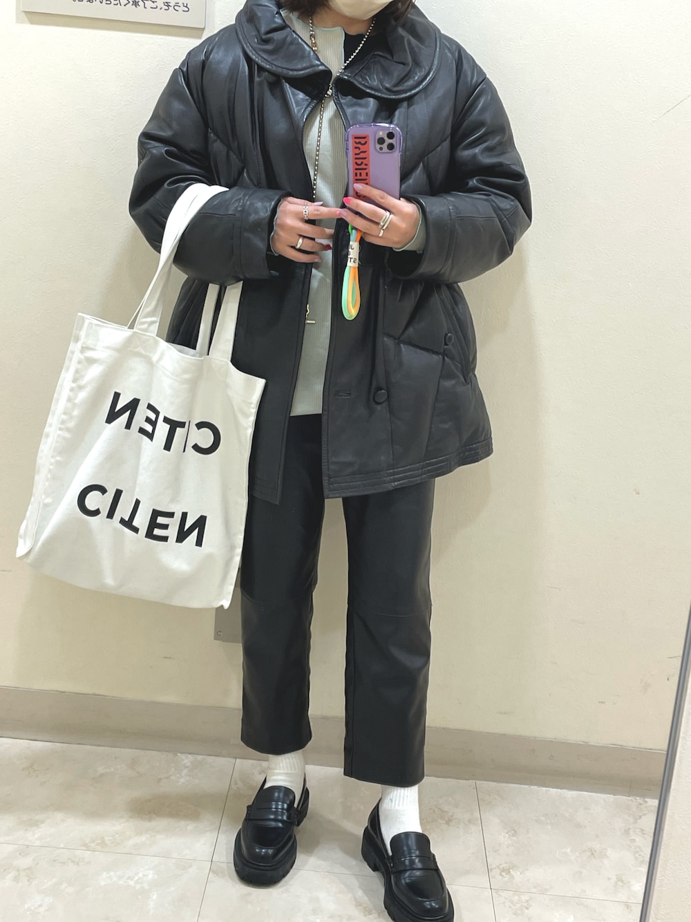 「トートバッグ、モノトーン、大人カジュアル、レザーパンツ、デニムパンツ、ローファー、シンプル、ブラックコーデ、冬コーデ、ootd、H&M」｜「CITENの＜CITEN（シテン）＞ロゴ ステートメント プリントバッグ（トートバッグ、ホワイト系）」を使った、ku.bomiさん（レディース・156cm）の春コーディネートの1枚目の写真