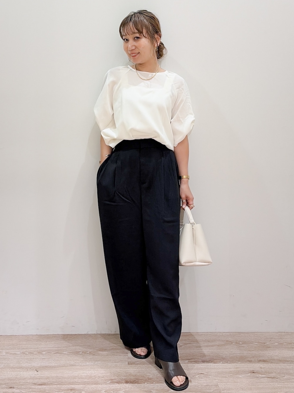 ホワイト系のシャツ/ブラウス、ブラック系のその他パンツ、ホワイト系のハンドバッグを着用したレディースの夏コーディネートの1枚目の写真