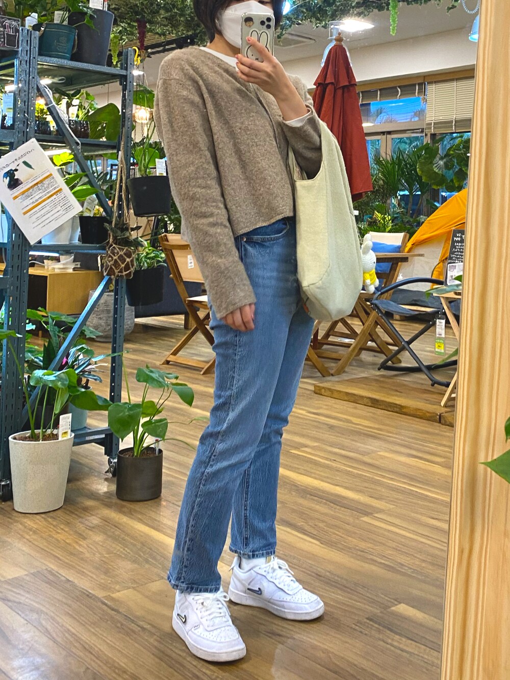 「大人カジュアル、春コーデ、きれいめカジュアル、大人女子、休日スタイル、韓国ファッション、プチプラ、おしゃれさんと繋がりたい、ラフ、ショート丈、スニーカー、白スニーカー、ミッフィー、デニム、沖縄」｜「ZARAのアイテム（カーディガン/ボレロ、ベージュ系）」を使った、문몬 さん（レディース・158cm）の冬コーディネートの1枚目の写真