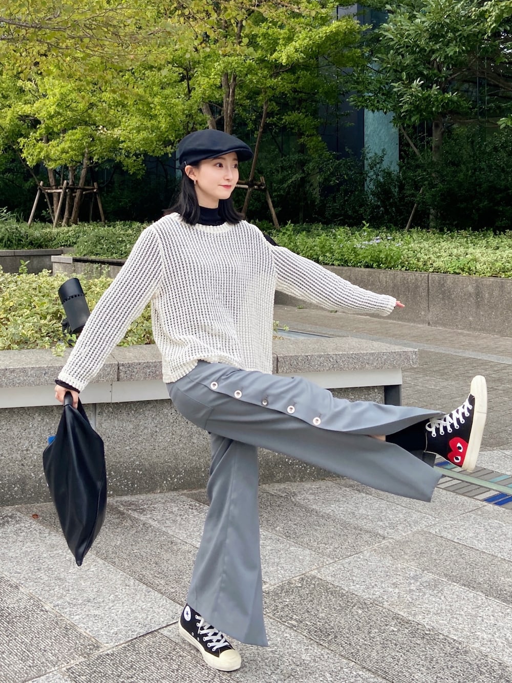 「だから秋服が好き、プチプラコーデ、シースルートップス、シースルー、ハンチング、メンズライク、スニーカーコーデ、スニーカー×靴下、モノトーンコーデ、モノトーン」｜「Mayreeの【Korea Select】@the_ketchap / アシンメトリーデザインシースルーニット（ニット/セーター、ベージュ系）」を使った、NAOさん（レディース・162cm）の秋コーディネートの1枚目の写真
