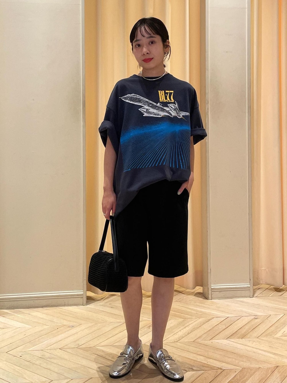 シルバー系のローファー、ブラック系のハンドバッグ、ブラック系のその他パンツを着用したレディースの夏コーディネートの1枚目の写真