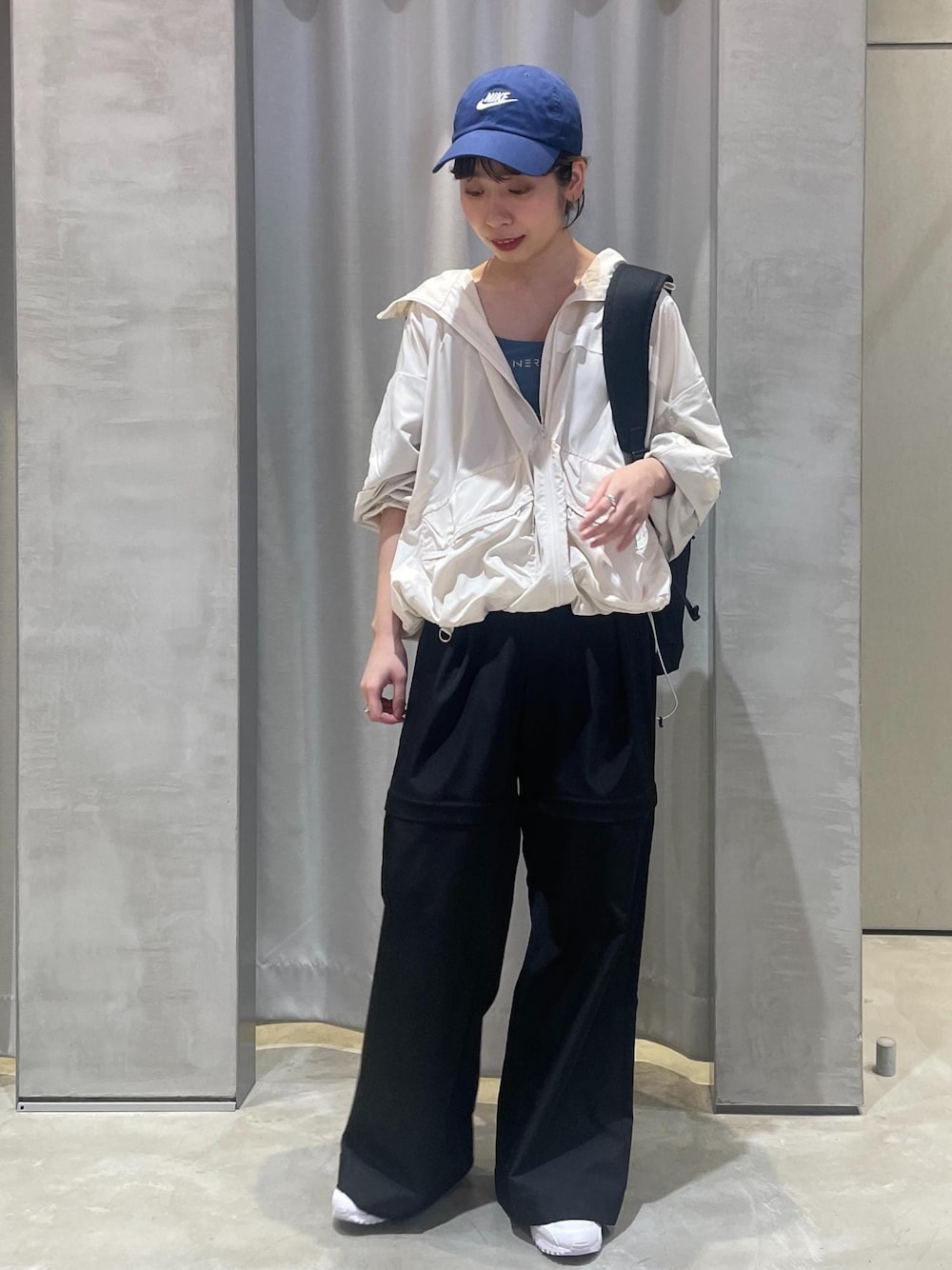 「キャップ、ホワイト、パンツ、十分丈、NERGY、NIKE、スニーカー、アスレジャー」｜「NERGYのポケットウィンドブレーカー（その他アウター、ホワイト系）」を使った、TENDOさん（レディース・153cm）の春コーディネートの1枚目の写真