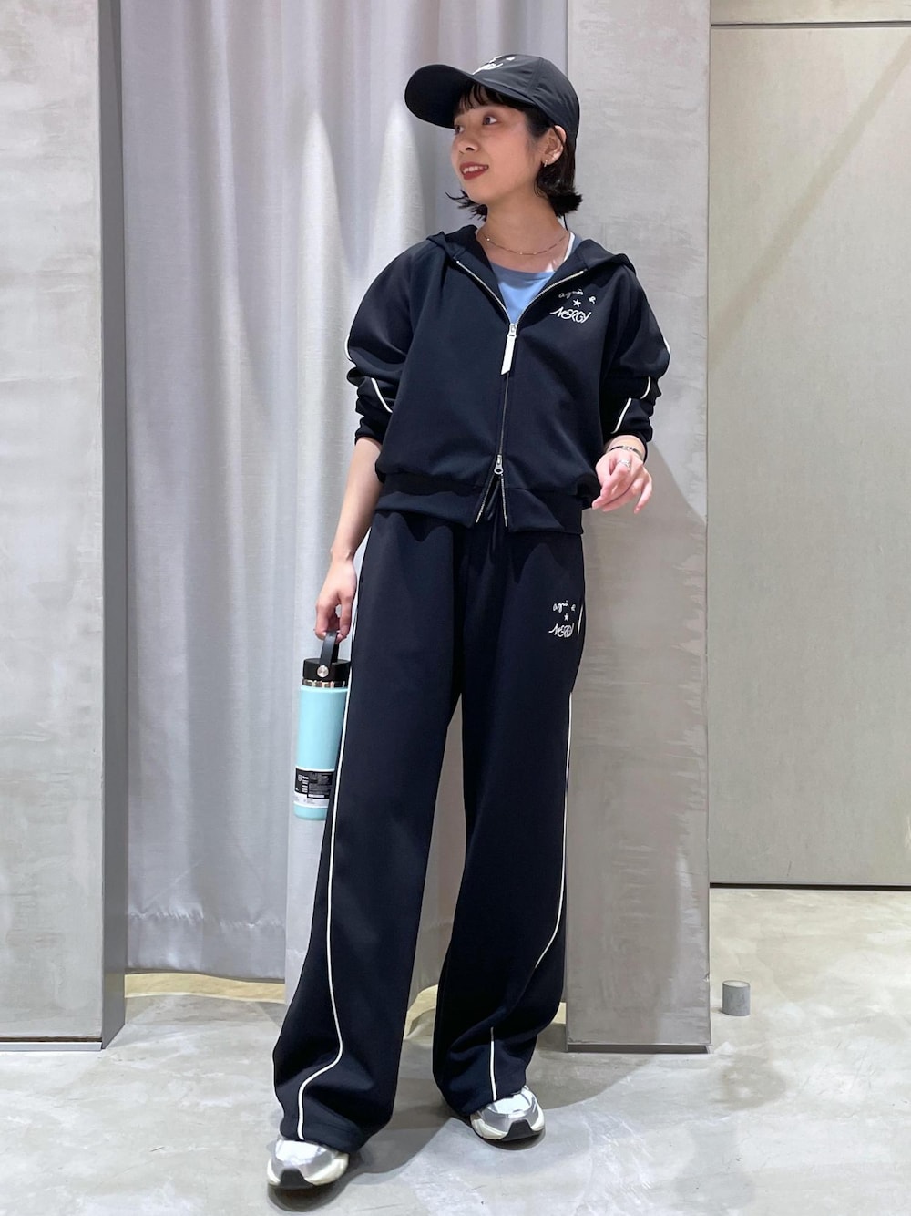 「ブラック、ロゴ、長袖、セットアップ、ジップ、フード、十分丈、スラックス、スニーカー、初春コーデ、春コーデ、初夏コーデ、夏コーデ、初秋コーデ、秋コーデ」｜「HYDRO FLASKの【Hydro Flask】保温保冷 ハイドロフラスク　 HYDRATION　20oz Wide Mouth（グラス/マグカップ/タンブラー、グリーン系）」を使った、TENDOさん（レディース・153cm）の夏コーディネートの1枚目の写真