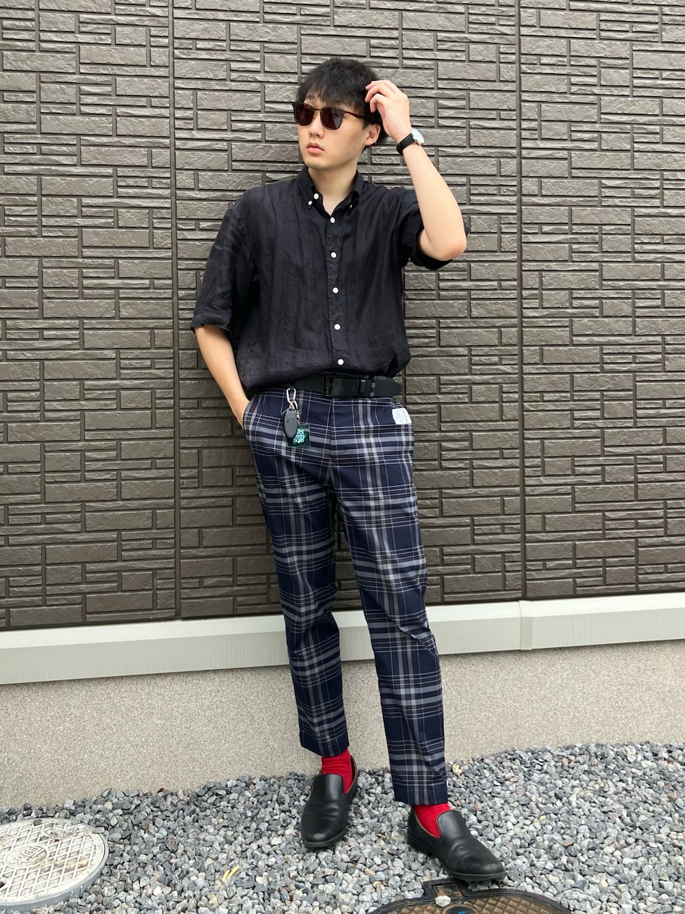 「さらっと晴れやかスナップ、夏コーデ、きれいめカジュアル、大人カジュアル、ローファー、オペラシューズ、チェックパンツ、タックイン、スラックス、シャツスタイル、ボタンダウンシャツ」｜「GUのアイテム（ドレスシューズ、ブラック系）」を使った、ちむさん（メンズ・175cm）の夏コーディネートの1枚目の写真