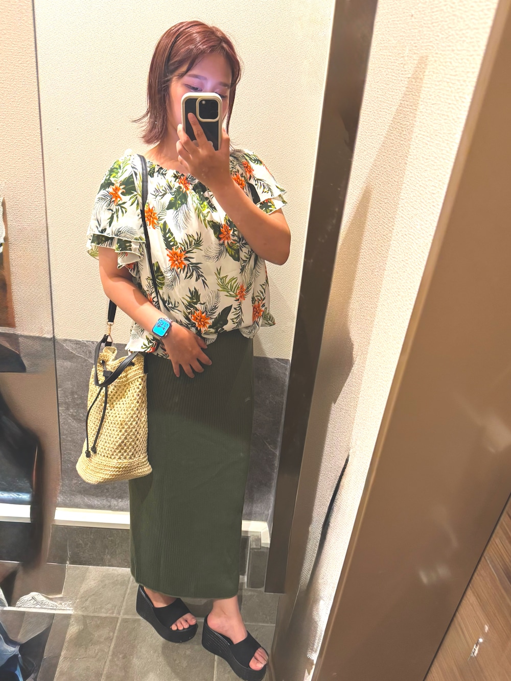 「夏ルックで気分アップ、夏ファッション、夏服コーデ、150cm台コーデ、厚底サンダル、かごバッグ、リブニットスカート、トロピカル、ボタニカル柄、イエべ秋、イエべ秋夏コーデ、骨スト、カーキスカート、黒サンダル」｜「GRLのアイテム（シャツ/ブラウス、ホワイト系）」を使った、putinchanさん（骨格ストレート・レディース・153cm）の夏コーディネートの1枚目の写真