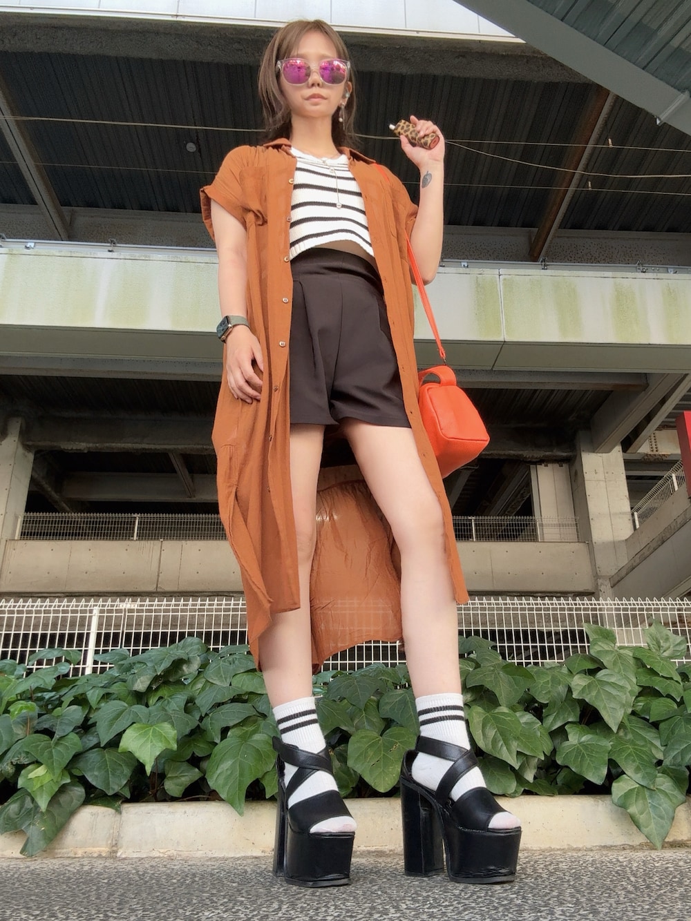 「プチプラ、プチプラコーデ、ショッピング、ランチ、黒サンダル、サンダルに靴下、ロングシャツ、シアーシャツ、ボーダートップス、ショートパンツ、スポーツミックス、サングラス」｜「no brandの¥0（サングラス、ピンク系）」を使った、putinchanさん（骨格ストレート・レディース・153cm）の夏コーディネートの1枚目の写真