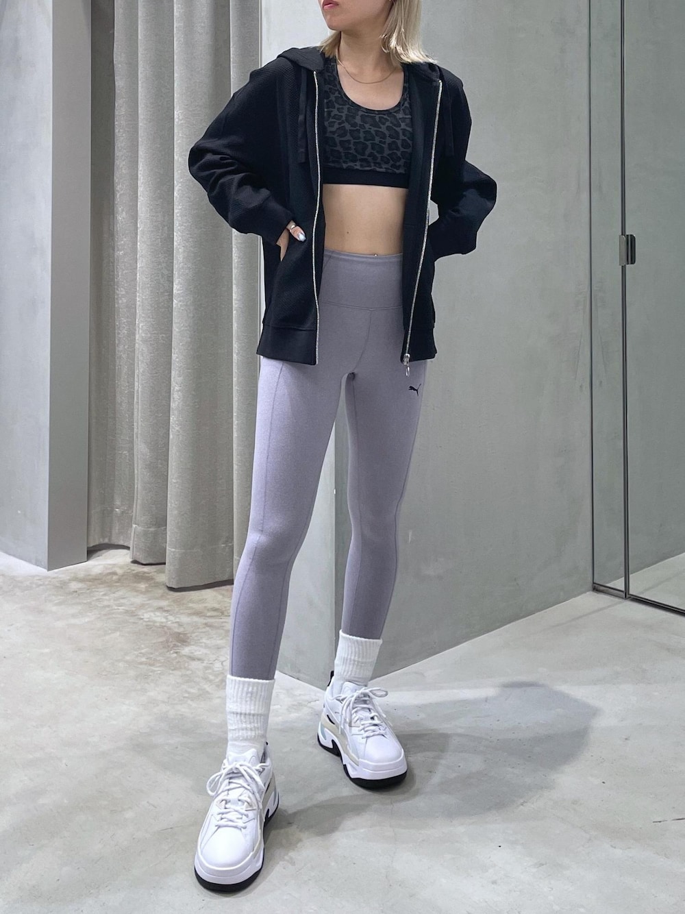 「PUMA、プーマ、スニーカー、workout、パーカー、羽織り、初秋コーデ、秋コーデ、ランニングコーデ、ジム・トレーニングコーデ、ヘルシーコーデ」｜「PUMAの【PUMA】BLSTR ウィメンズシューズ（スニーカー、ホワイト系）」を使った、Honamiさん（レディース・157cm）の秋コーディネートの1枚目の写真