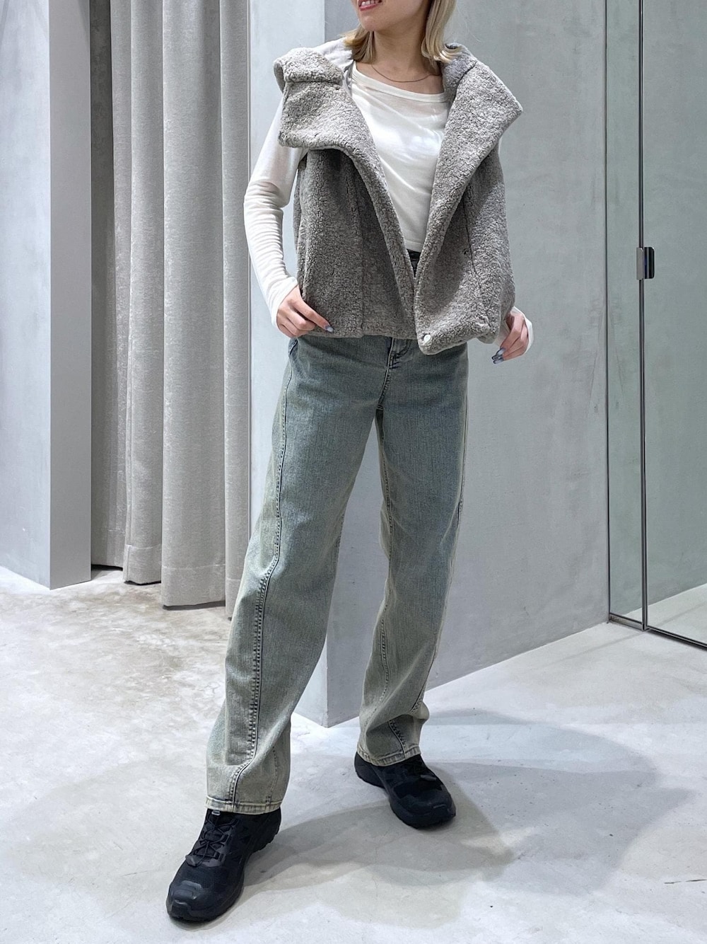 ベージュ系のデニムパンツ、ホワイト系のアンサンブル、ベージュ系のその他アウターを着用したレディースの秋コーディネートの1枚目の写真