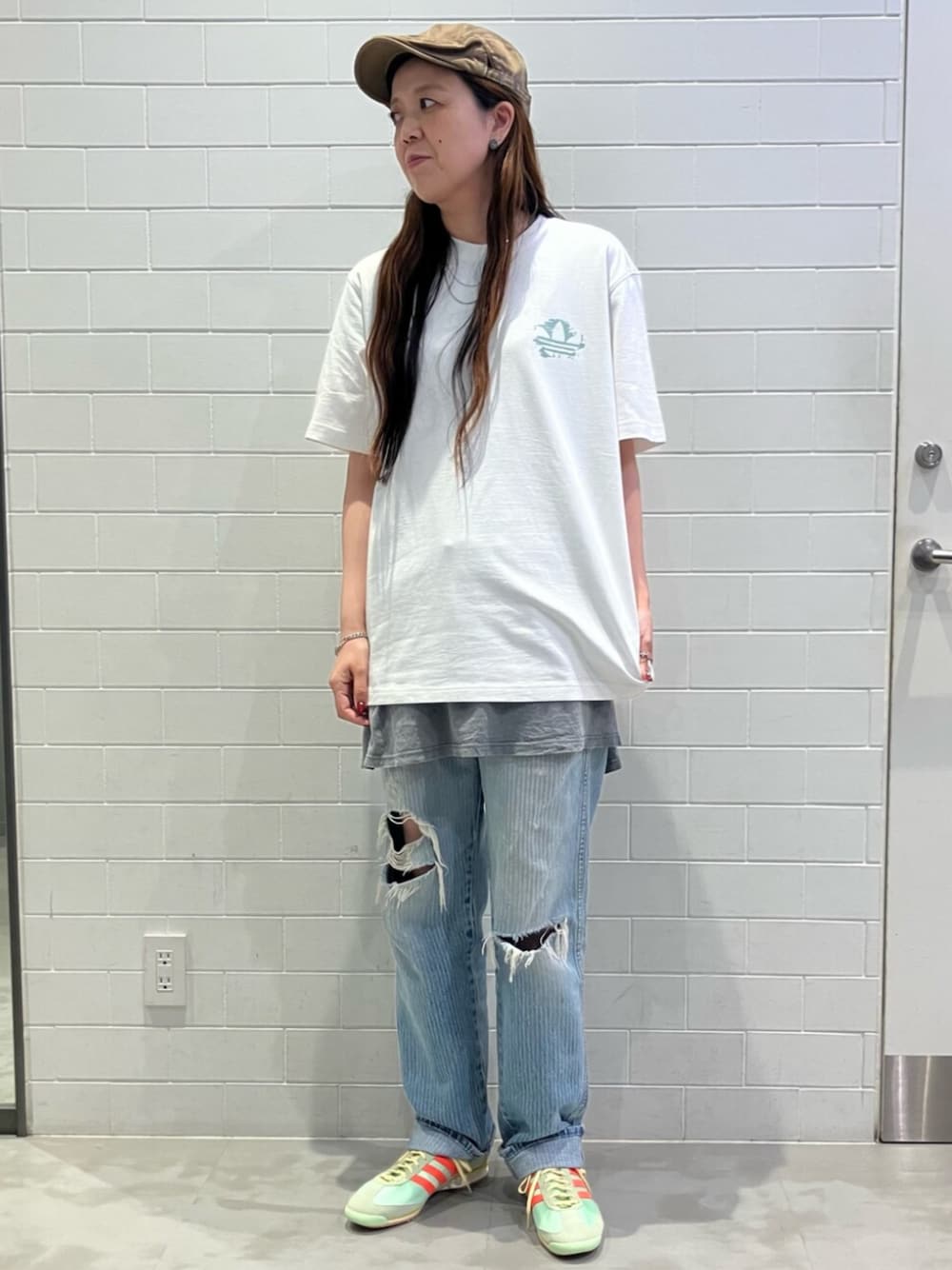 「白Tシャツ、レイヤードスタイル、スニーカー、デニム、adidas、adidas originals、アディダス、アディダスオリジナルス、Tシャツ、SL72、バックロゴ、ローカット、今日のコーデ、夏コーデ」｜「adidasのアディダス オリジナルス リゾート グラフィック 半袖Tシャツ（トップス、ホワイト系）」を使った、YNさん（レディース・172cm）の春コーディネートの1枚目の写真