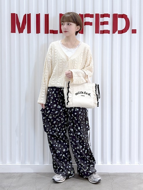 【新品】MSGMロゴ入り花柄カーゴパンツ　ベージュ FLORAL PATTERN SATIN CARGO PANTS（カーゴパンツ）｜MILKFED.（ミルク