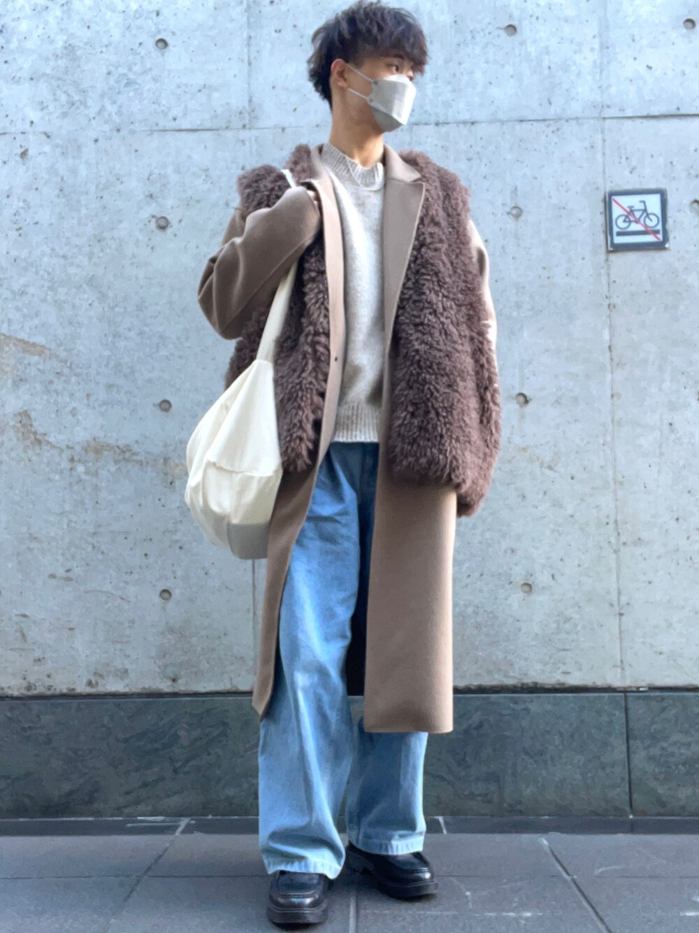 「冬コーデ、きれいめカジュアル、大人カジュアル、低身長コーデ、WEARyouthコーデ、冬アウター、ロングコート、ファーベスト、ニット、デニム、革靴、クリスマスに着たい服、新星WEARISTAにエントリー、いいね、save、フォローお願いします🤑」｜「Confirmの23AW ルーズシルエット クルーネック ナチュラルベーシックプルオーバーニット【Confirm】（ニット/セーター、ベージュ系）」を使った、はるさん（メンズ・168cm）の冬コーディネートの1枚目の写真