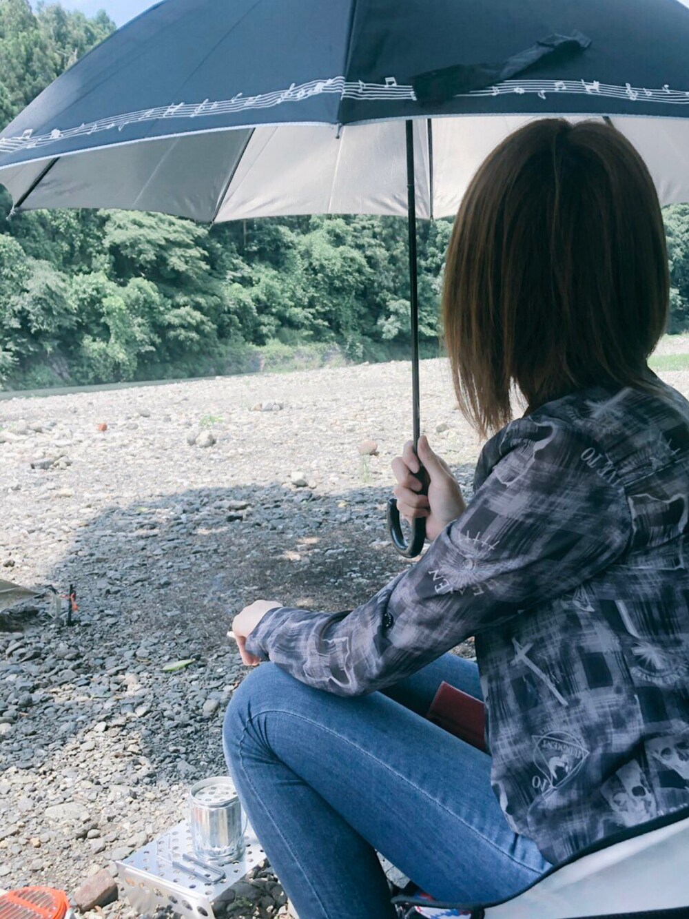 「キャンプ、スカル柄、昔の写真、思い出」｜「Amazonで買ったのアイテム（その他パンツ、ブルー系）」を使った、綾鷹さん（レディース・170cm）の秋コーディネートの1枚目の写真