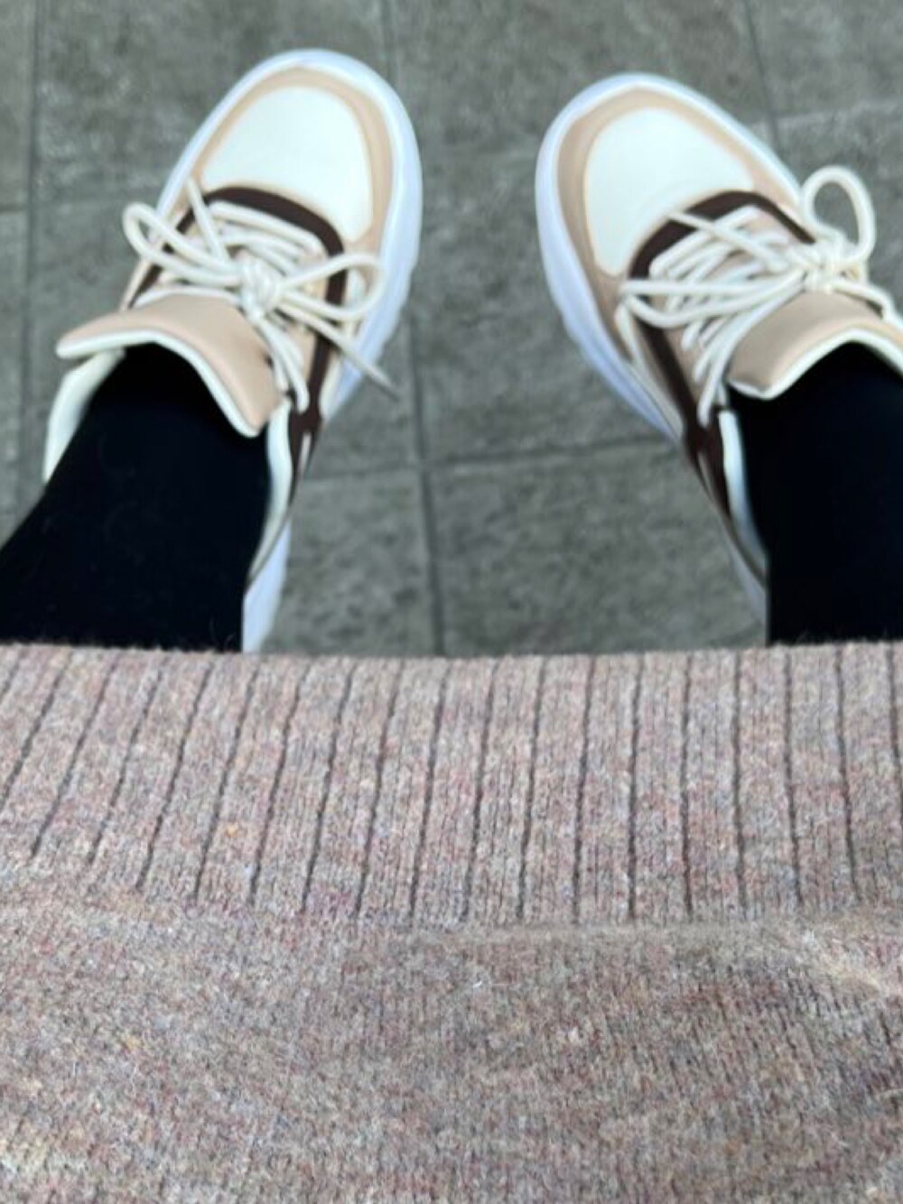 「病院コーデ、この時期の服装難しい、秋冬コーデ、シンプルコーデ、ワンピーススタイル」｜「GUのアイテム（スニーカー、ブラウン系）」を使った、綾鷹さん（レディース・170cm）の秋コーディネートの1枚目の写真