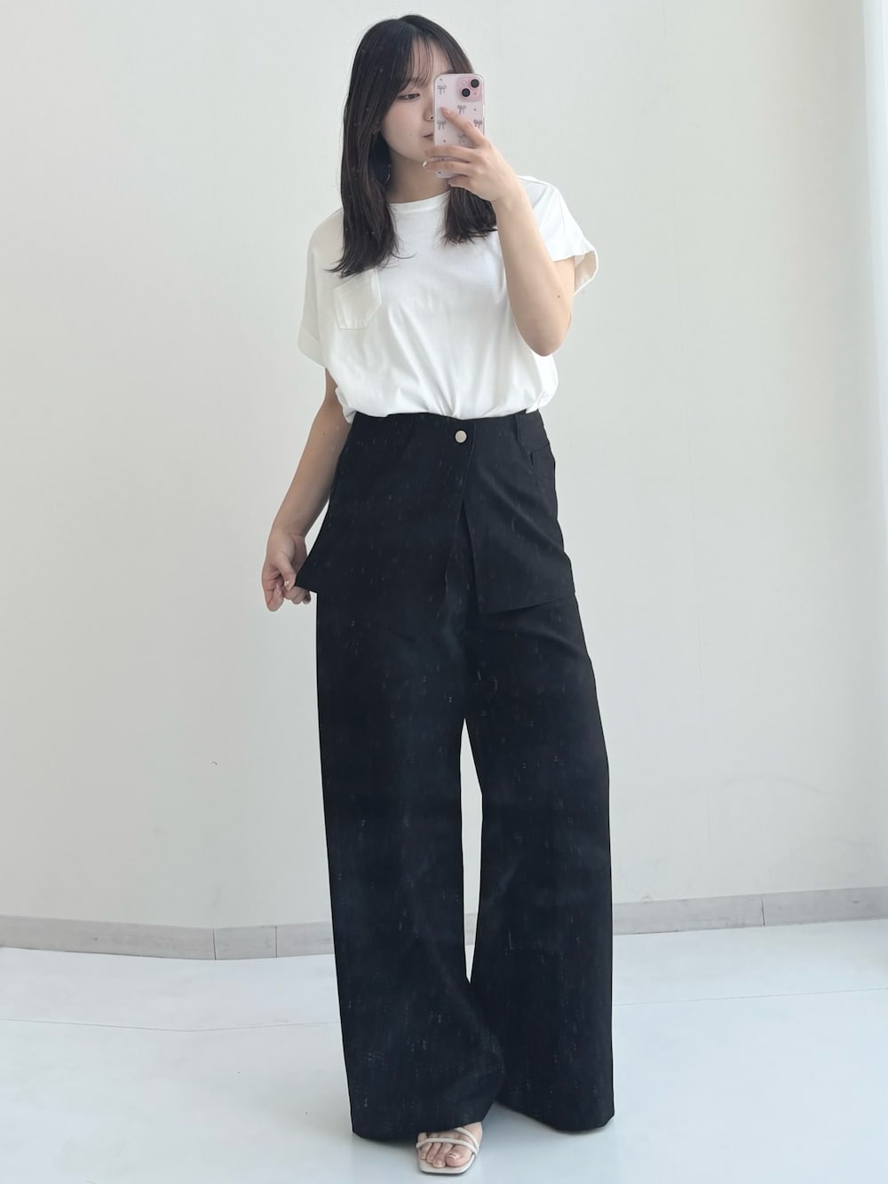 ホワイト系のTシャツ/カットソーを着用したレディースの春コーディネートの1枚目の写真