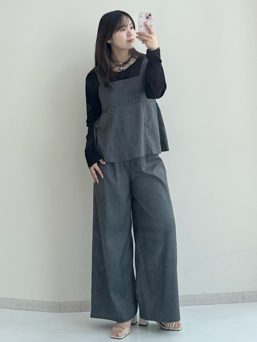 「骨格ストレート、20代、150cm台コーデ、きれいめカジュアル、Be praised、春コーデ、レギュラー、スタッフ、レディースファッション、カジュアルスタイル、パンツコーデ、春服コーデ、セットアップ、キャミソール、ビスチェ」｜「nissenのセットアップ（フレアキャミ＋ワイドパンツ）（セットアップ、グレー系）」を使った、ねぎこさん（骨格ストレート・レディース・159cm）の春コーディネートの1枚目の写真