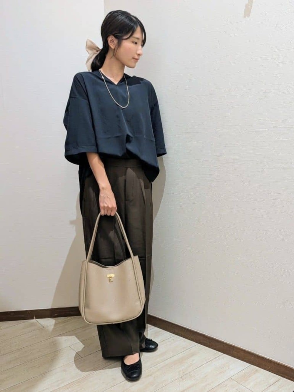 ブルー系のシャツ/ブラウス、ブラウン系のその他パンツ、ブラック系のその他シューズを着用したレディースの秋コーディネートの1枚目の写真