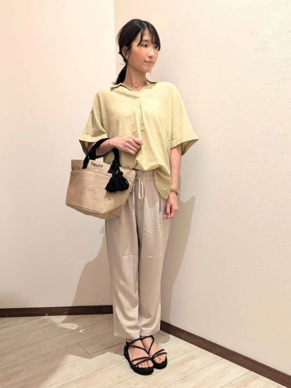 ベージュ系のその他パンツ、ブラック系のサンダル、ブラック系のトートバッグを着用したレディースの夏コーディネートの1枚目の写真