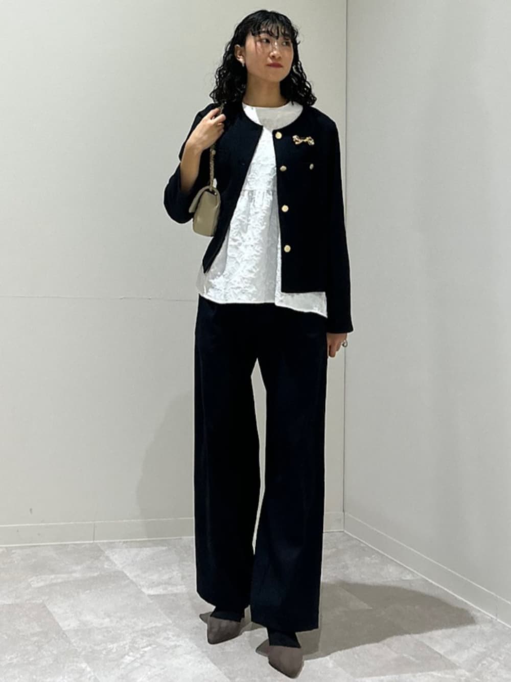 「SHIPS、SHIPS Colors、イエベ春、ノーカラージャケット、パンプス、ぺプラムトップス、ブローチ、セレモニー」｜「SHIPS ColorsのSHIPS Colors:キルティング チェーン バッグ◇（ショルダーバッグ、ベージュ系）」を使った、森川さん（レディース・159cm）の冬コーディネートの1枚目の写真
