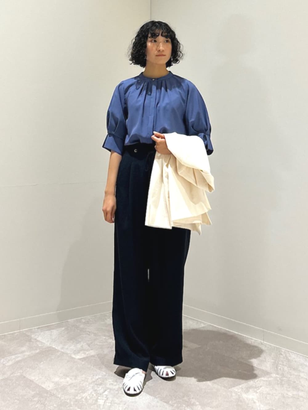 「シップス、SHIPS、SHIPS Colors、ブラウス、イージーパンツ、コットンジャケット」｜「SHIPS ColorsのSHIPS Colors:〈洗濯機可能〉リネン ライク イージー パンツ◇（その他パンツ、ブルー系）」を使った、森川さん（レディース・159cm）の夏コーディネートの1枚目の写真