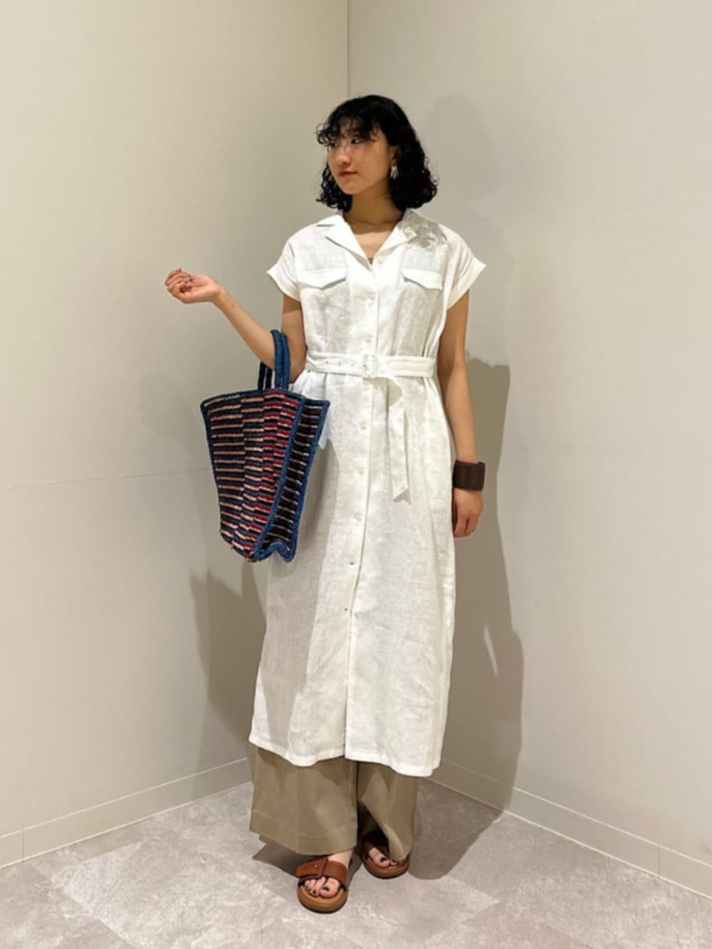 「シップス、SHIPS、SHIPS Colors、シャツワンピース、リネン、リネンワンピース、コットンパンツ、大人カジュアル、夏コーデ、白ワンピース」｜「SHIPS ColorsのSHIPS Colors:〈洗濯機可能〉リネン サファリ シャツ ワンピース（ワンピース、ホワイト系）」を使った、森川さん（メンズ・159cm）の夏コーディネートの1枚目の写真