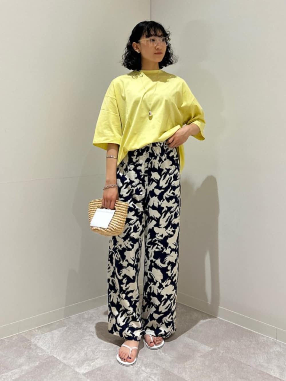「シップス、SHIPS、SHIPS Colors、イージーパンツ、イエロー、リゾート柄、かごバッグ、SHIPS for women、リラックススタイル」｜「SHIPS ColorsのSHIPS Colors:〈手洗い可能〉レーヨン リネン 2トーン プリント イージー パンツ（その他パンツ、ブルー系）」を使った、森川さん（メンズ・159cm）の夏コーディネートの1枚目の写真