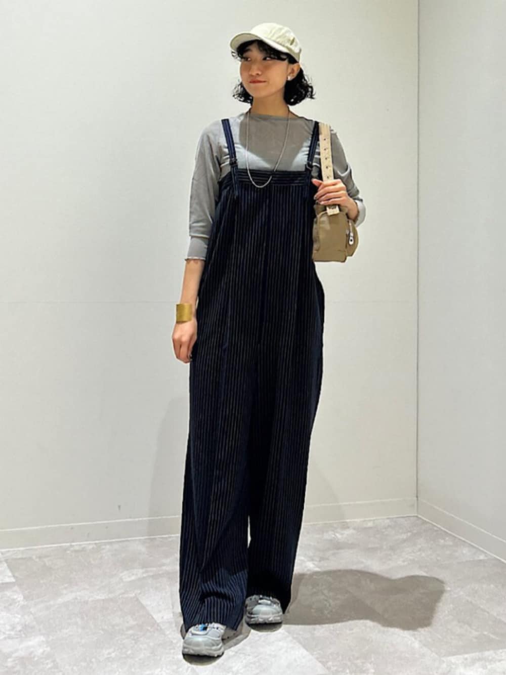「SHIPS、SHIPS Colors、サロペット、キャップ、秋先取りコーデ、シアートップス」｜「SHIPS ColorsのSHIPS Colors:オーバルチェーン ロング ネックレス（ネックレス、シルバー系）」を使った、森川さん（レディース・159cm）の秋コーディネートの1枚目の写真