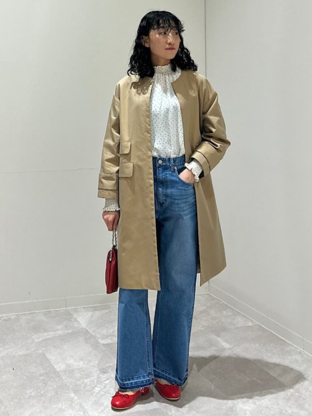 「SHIPS、SHIPS Colors、ノーカラーコート、ストレート、バレエシューズ、ブラウス、春コーデ、春アウター」｜「SHIPS ColorsのSHIPS Colors:〈手洗い可能〉ハイネック シャーリング ブラウス◇（シャツ/ブラウス、ベージュ系）」を使った、森川さん（レディース・159cm）の春コーディネートの1枚目の写真