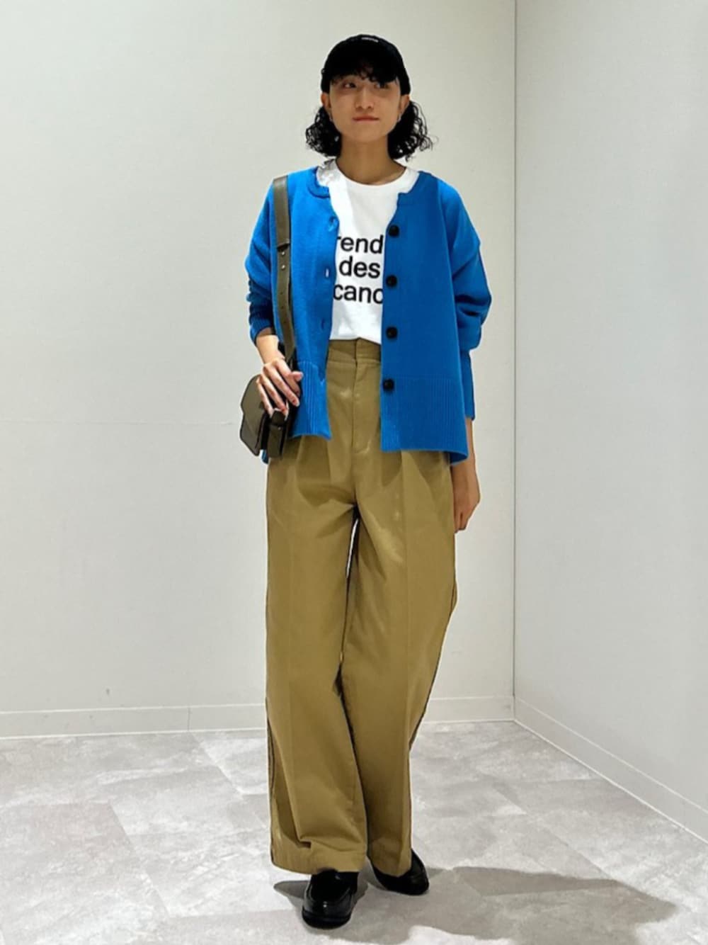 「SHIPS、SHIPS Colors、カーディガン、チノパン、ロンT、タックパンツ、ワイドパンツ」｜「SHIPS ColorsのSHIPS Colors:ダイアゴナル フラップ ショルダー バッグ（ショルダーバッグ、グリーン系）」を使った、森川さん（レディース・159cm）の秋コーディネートの1枚目の写真