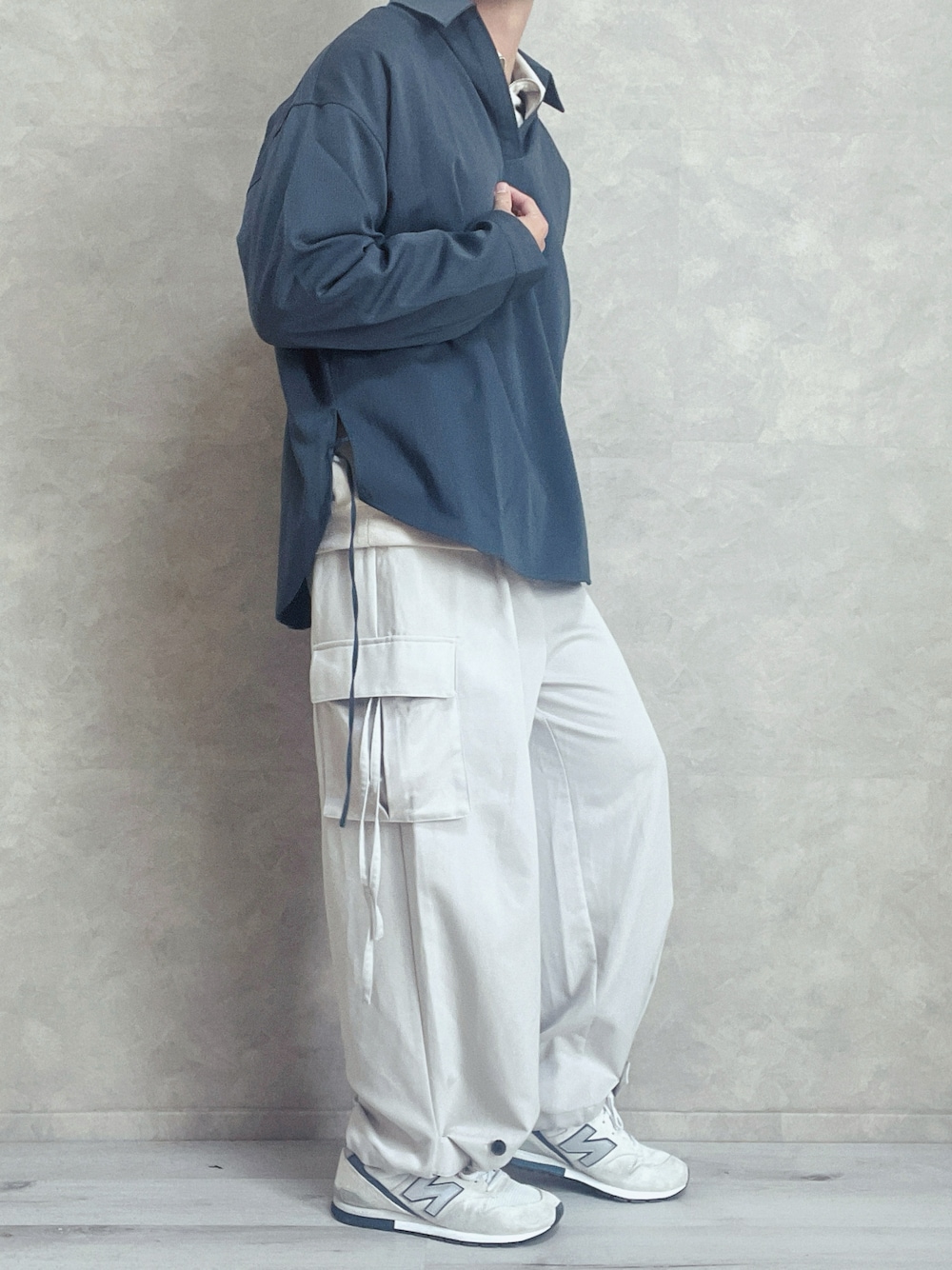 グレー系のスウェット、ブルー系のシャツ/ブラウス、グレー系のカーゴパンツを着用したメンズの冬コーディネートの1枚目の写真