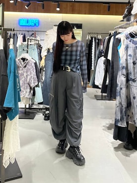 「PAGEBOY（ページボーイ）のZIPタックカーゴパンツ【裾ドローコード付き】（カーゴパンツ、グレー系）」を使った、ナナさん（レディース・160cm）の夏コーディネート