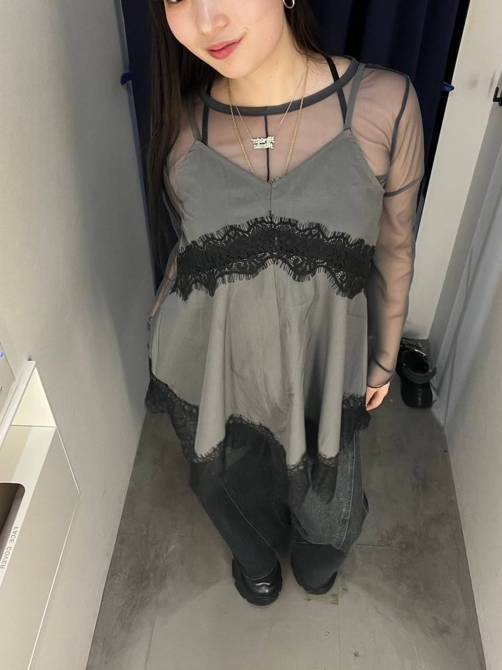 グレー系のキャミソール、グレー系のTシャツ/カットソー、ブラック系のスニーカーを着用したレディースの夏コーディネートの1枚目の写真