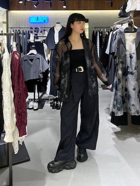 「PAGEBOY（ページボーイ）のスモークフラワーシアーシャツ/アートフラワーシャツ【冷房対策/気温調整にもオススメ】（シャツ/ブラウス、ブラック系）」を使った、ナナさん（レディース・160cm）の夏コーディネート