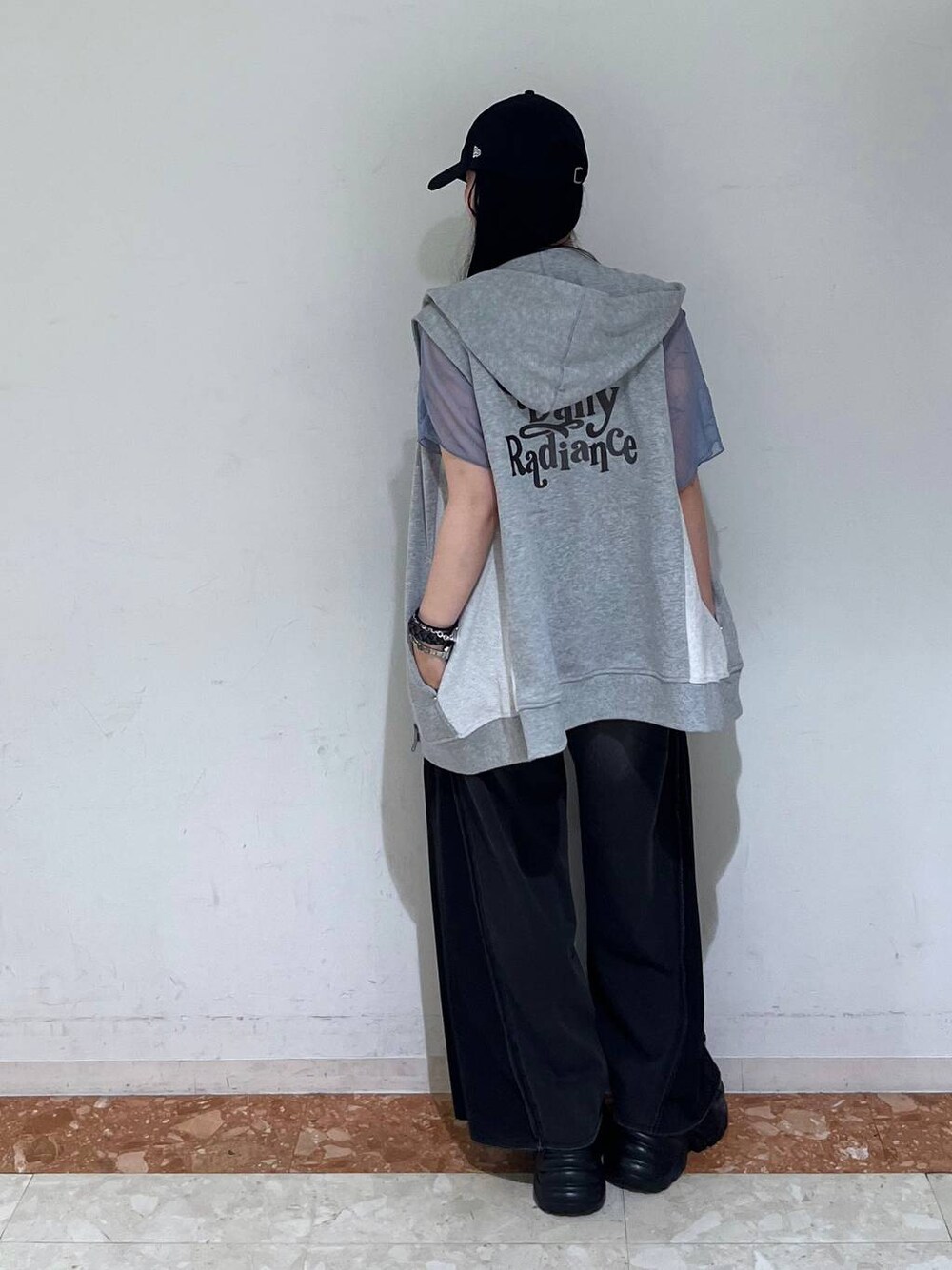 ブラック系のスニーカー、ブラック系のデニムパンツ、グレー系のパーカーを着用したレディースの夏コーディネートの1枚目の写真
