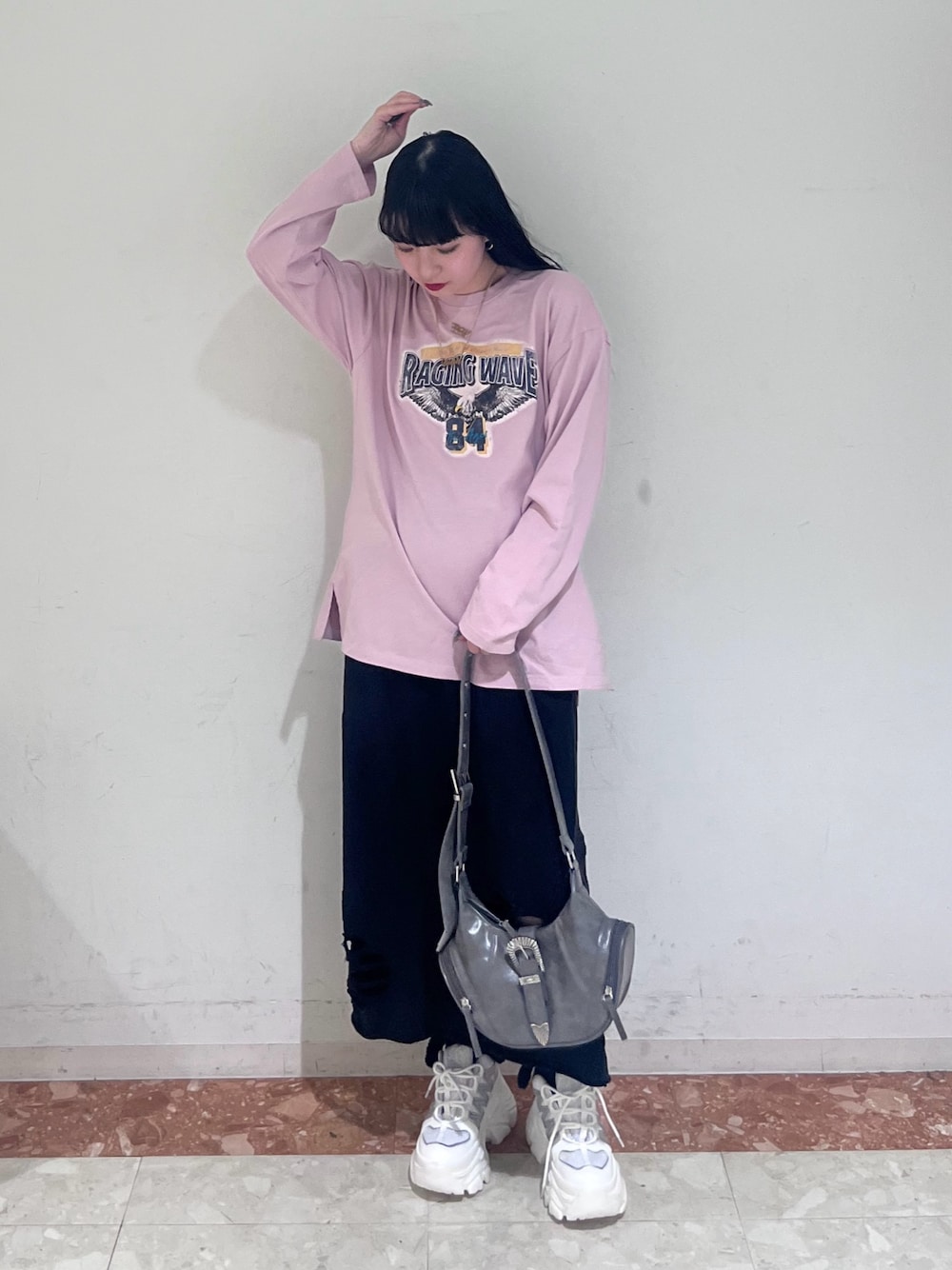 ピンク系のTシャツ/カットソー、ブラック系のスカート、グレー系のショルダーバッグを着用したレディースの春コーディネートの1枚目の写真