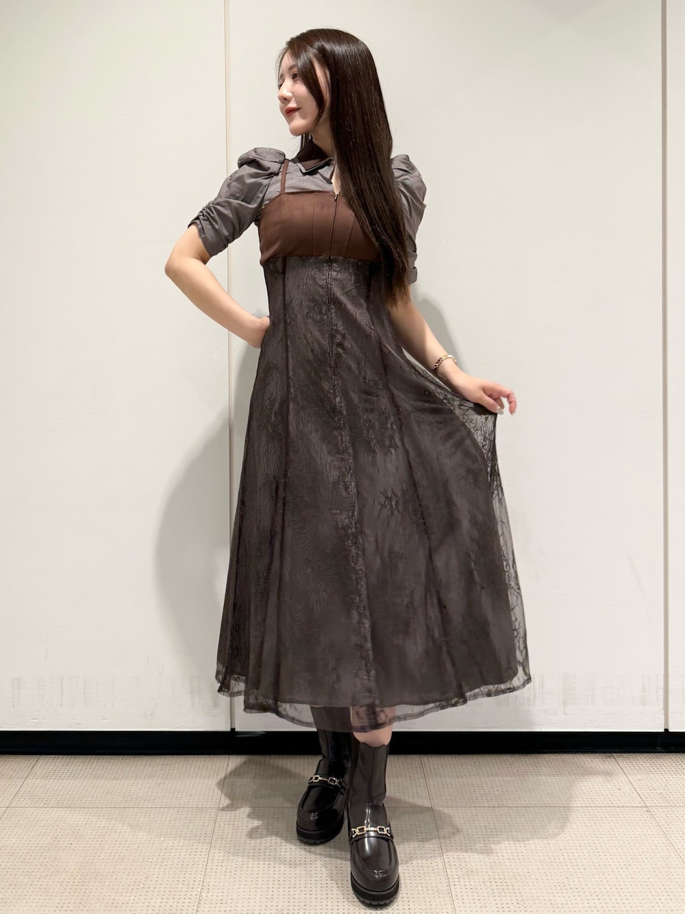 ブラウン系のブーツ、ブラウン系のワンピースを着用したレディースの夏コーディネートの1枚目の写真