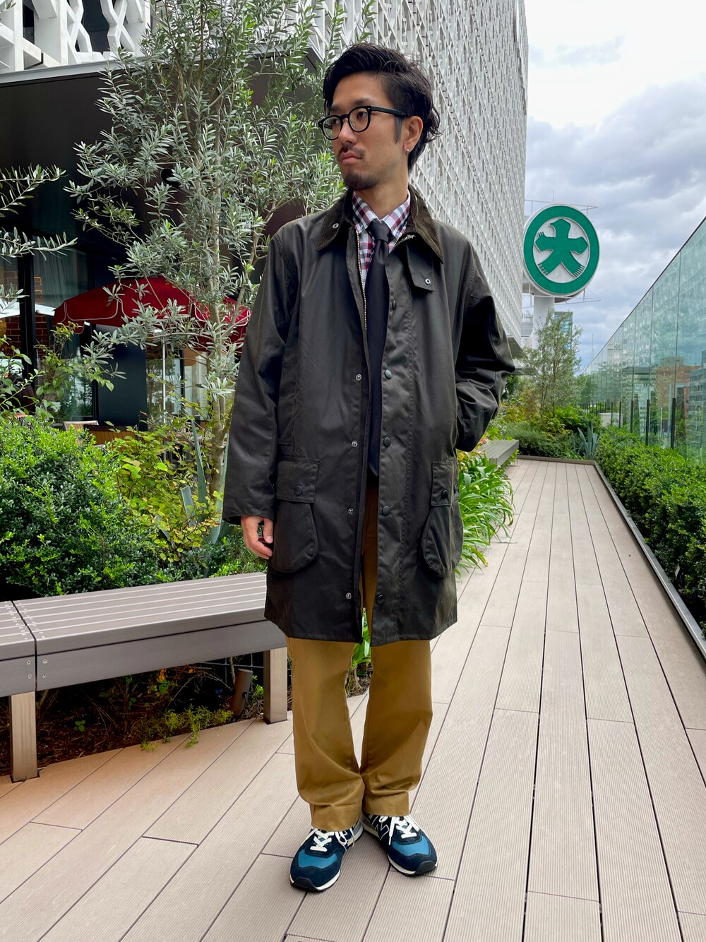 「barbour、バブアー、スニーカーコーデ、タイドアップ、コート、スニーカー、New Balance、大人カジュアル、カジュアル、秋トレンド2021、秋服、おしゃれさんと繋がりたい」｜「BarbourのCLASSIC NORTHUMBRIA WAX JACKET（ステンカラーコート、グリーン系）」を使った、matsuさん（メンズ・170cm）の秋コーディネートの1枚目の写真