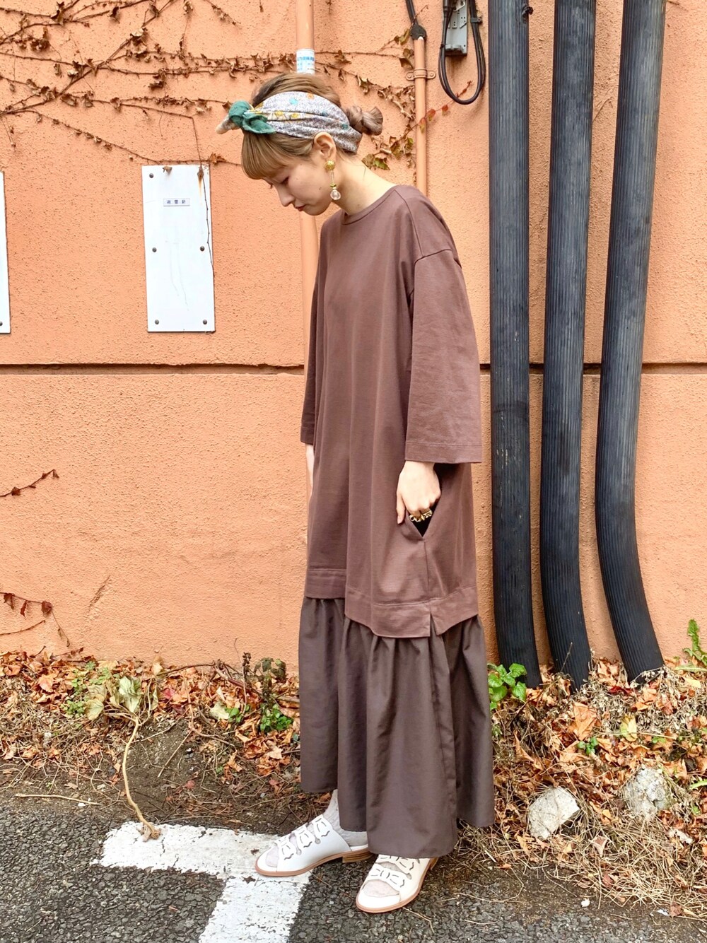 「おしゃれさんと繋がりたい、服好きな人と繋がりたい、ootd、ワントーンコーデ、秋のコーデ、秋色、ワンピース、ロングワンピース、切り替えワンピース、ドッキングワンピ、カットソーワンピース、スカーフ、スカーフアレンジ、サンダル、サンダルに靴下」｜「VINTAGEのアイテム（バンダナ/スカーフ、ホワイト系）」を使った、keiさん（レディース・157cm）の秋コーディネートの1枚目の写真
