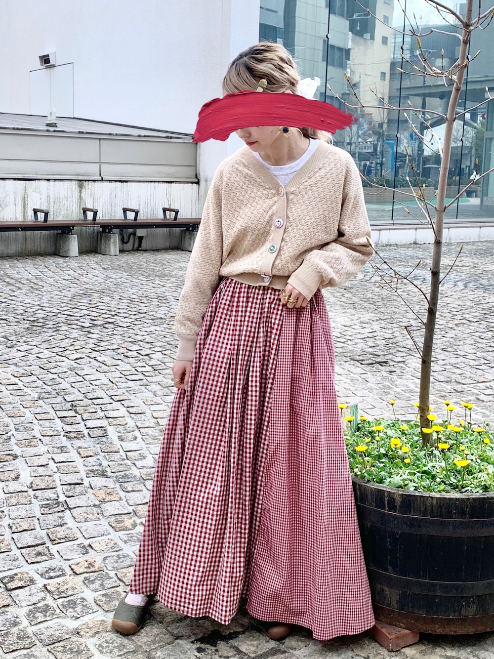 「おしゃれさんと繋がりたい、服好きな人と繋がりたい、ootd、秋のコーデ、チェック、チェックスカート、Vネック、カーディガン、メッシュ、透かし編みニット、透かし編みカーディガン、フレアスカート、ロングスカート、秋コーデ、休日スタイル」｜「didiziziのカットフルーツ釦 VCD（カーディガン/ボレロ、ベージュ系）」を使った、keiさん（レディース・157cm）の秋コーディネートの1枚目の写真