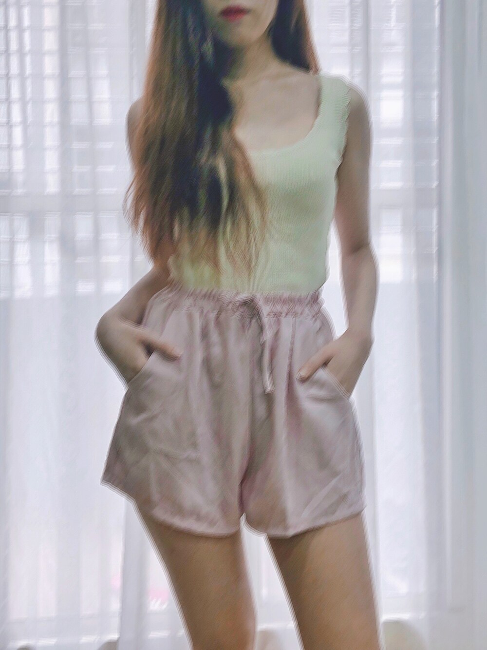 「夏、休閒、家、日系極簡」｜「shopeeのアイテム（タンクトップ、ベージュ系）」を使った、ことLYRA💫さん（レディース・165cm）の秋コーディネートの1枚目の写真