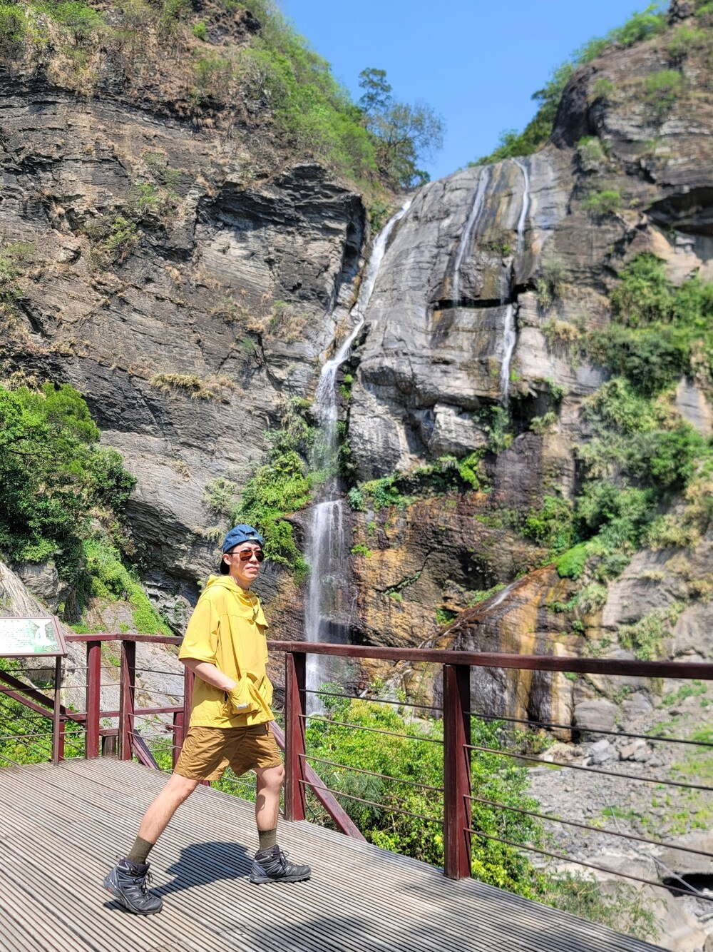 ブルー系のその他シューズ、ゴールド系のカーゴパンツ、イエロー系のジャケット/アウターを着用したメンズの春コーディネートの2枚目の写真