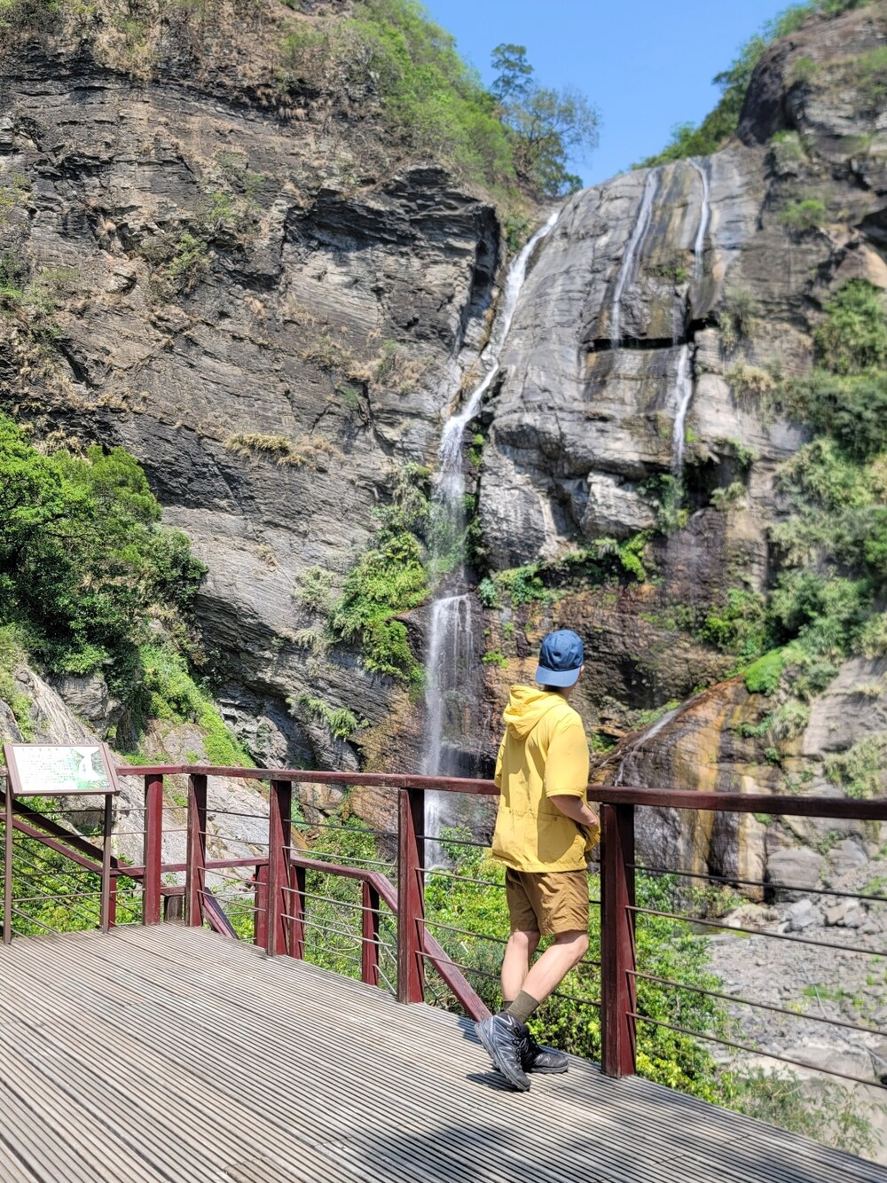 ブルー系のその他シューズ、ゴールド系のカーゴパンツ、イエロー系のジャケット/アウターを着用したメンズの春コーディネートの3枚目の写真