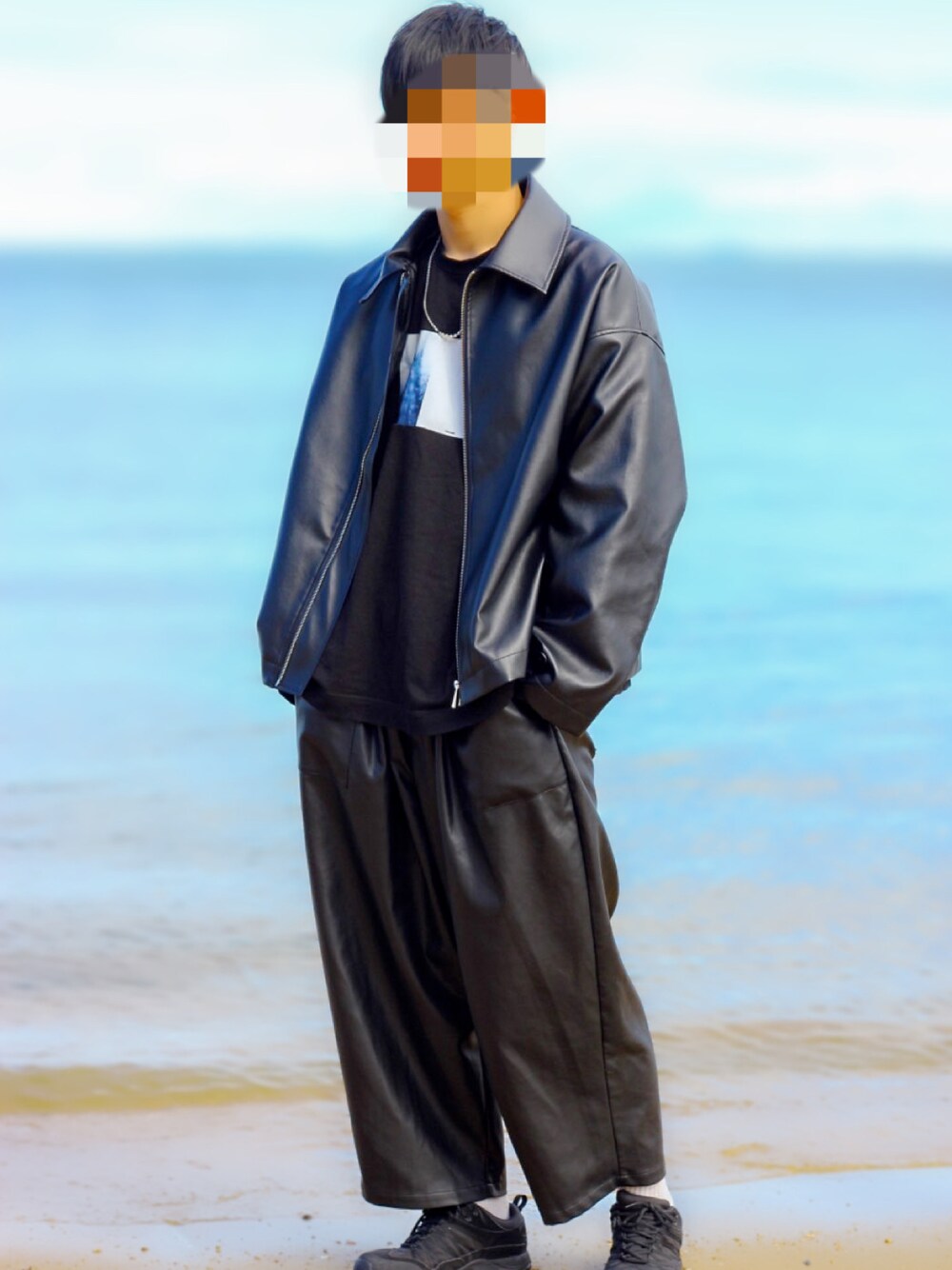 ブラック系のブルゾン、ブラック系のTシャツ/カットソー、ブラック系のその他パンツを着用したメンズの秋コーディネートの1枚目の写真