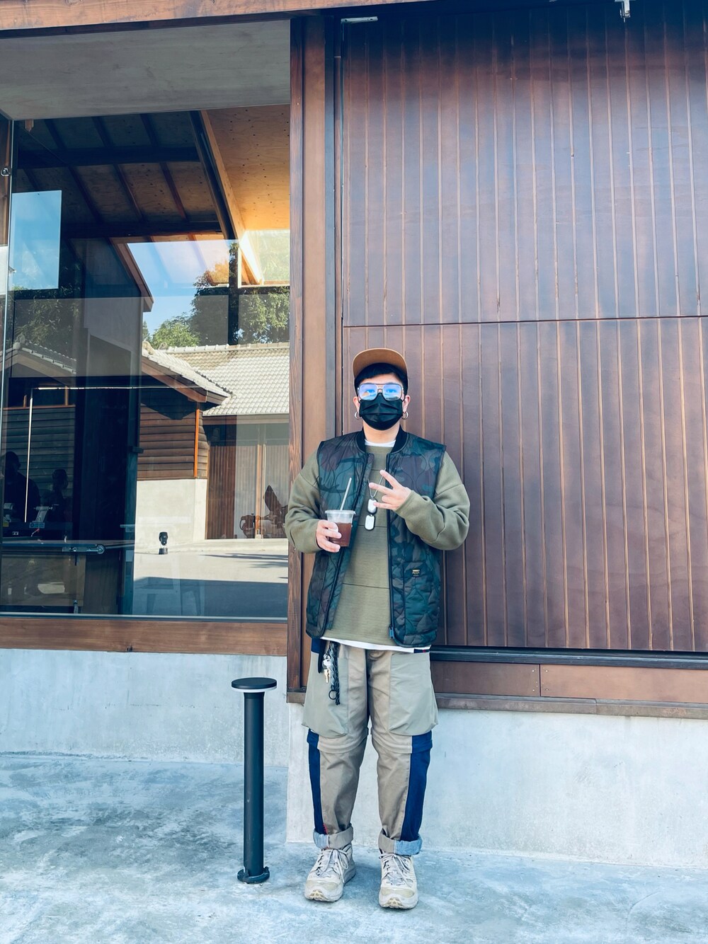 「ootd、街頭穿搭、復古、woden、HOKAONEONE、carhartt、Carhartt WIP(Carhartt WIP)、e.gear7」｜「Wodenのアイテム（パンツ、ベージュ系）」を使った、廖碧珠さん（メンズ・165cm）の冬コーディネートの1枚目の写真