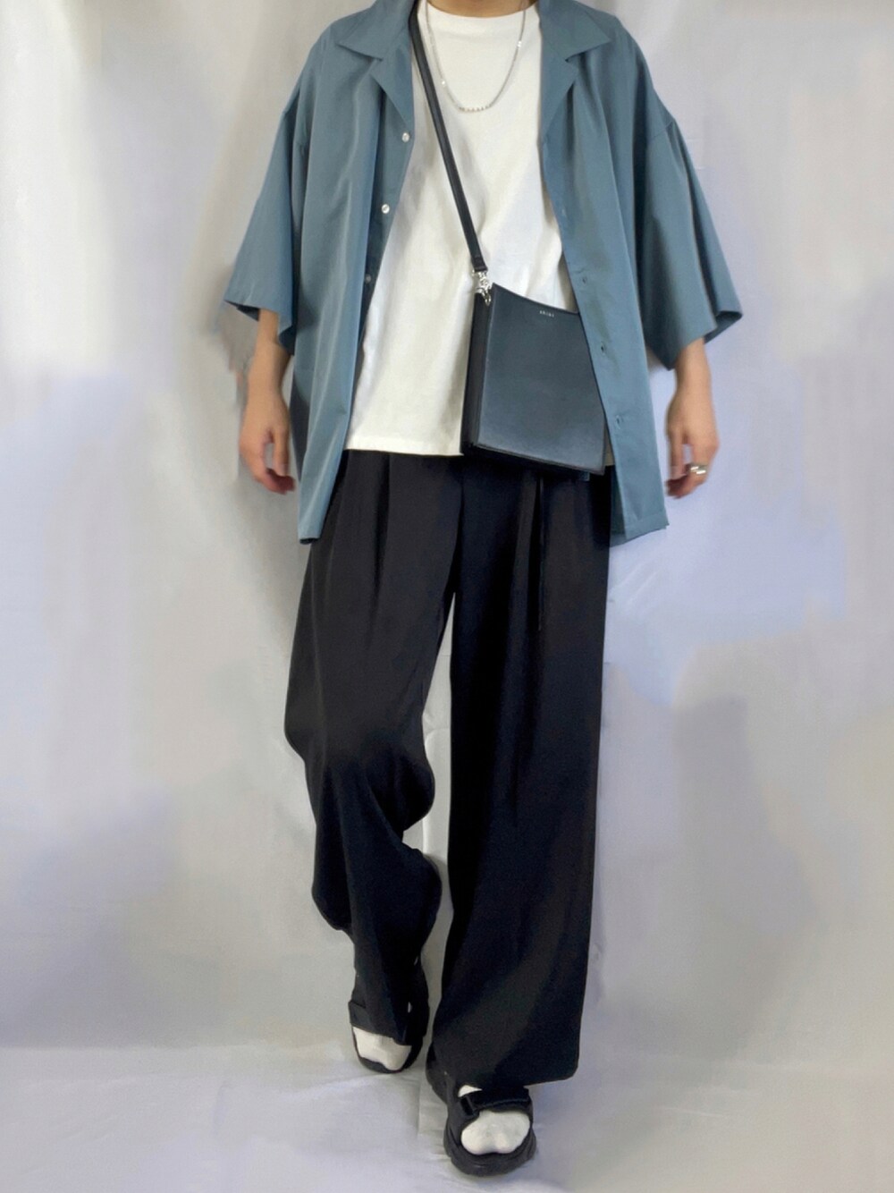 ブルー系のシャツ/ブラウス、ホワイト系のTシャツ/カットソー、ブラック系のスラックスを着用したメンズの夏コーディネートの1枚目の写真