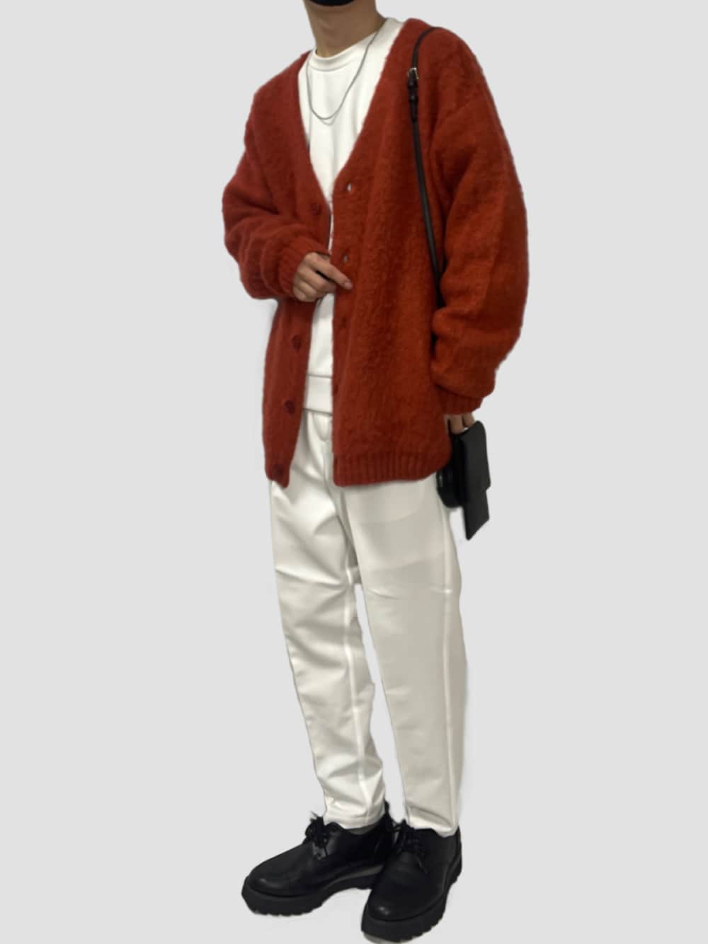 ホワイト系のスラックス、オレンジ系のカーディガン/ボレロ、ホワイト系のスウェットを着用したメンズの春コーディネートの1枚目の写真