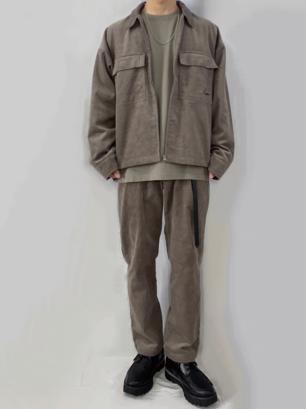 ベージュ系のセットアップ、ベージュ系のTシャツ/カットソー、ブラック系のドレスシューズを着用したメンズの冬コーディネートの1枚目の写真