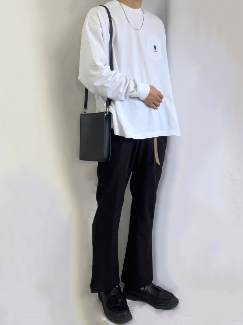 ホワイト系のTシャツ/カットソー、ブラック系のスラックス、ブラック系のショルダーバッグを着用したメンズの夏コーディネートの1枚目の写真