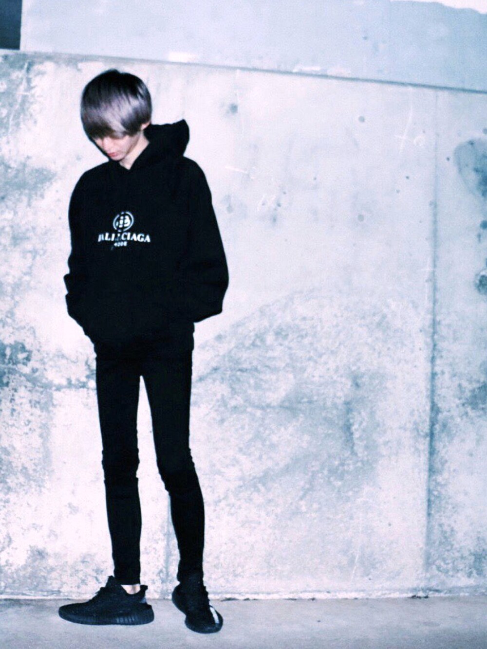 「adidasのYEEZY boost（スニーカー、ブラック系）」を使った、Hareさん（メンズ・173cm）の夏コーディネートの1枚目の写真